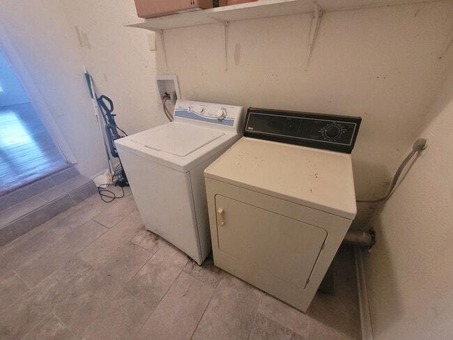 Building Photo - Gorgeous 4 Bedroom Home with Large Fenced Backyard