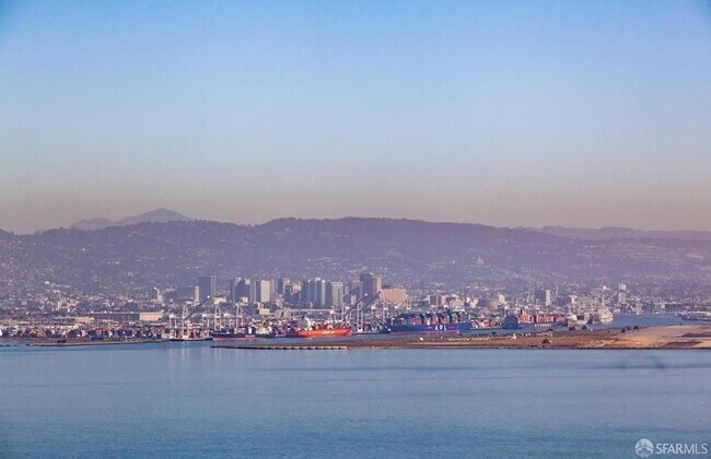 Building Photo - 425 1st St