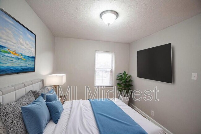 Building Photo - 146 E 19th St