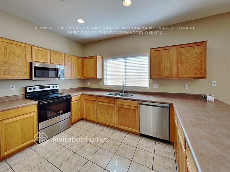 Building Photo - 13010 W Rosewood Dr