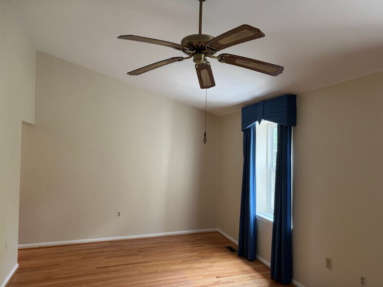 Building Photo - 725 Twin Holly Ln