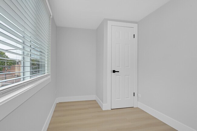 Building Photo - 2712 W Balmoral Ave