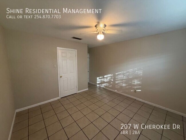 Building Photo - 207 W Cherokee Dr