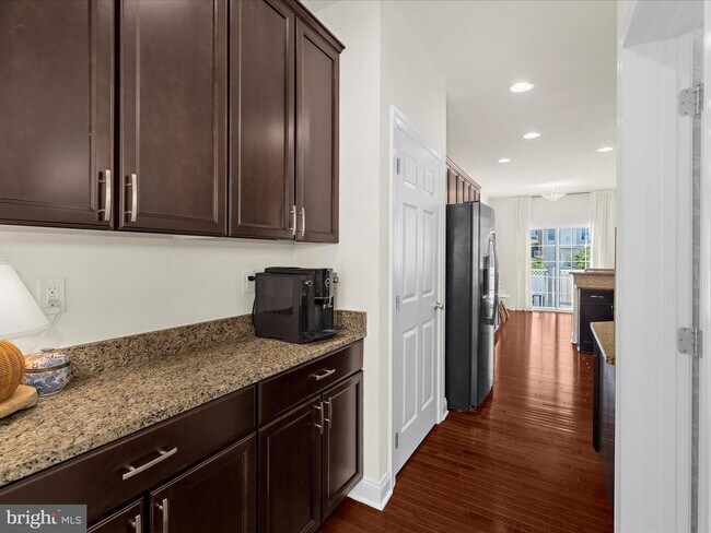 Building Photo - 8512 Pine Springs Dr
