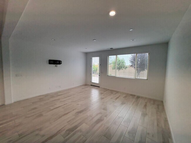 Building Photo - NW Visalia Home For Rent! Close to sports park & shopping centers!