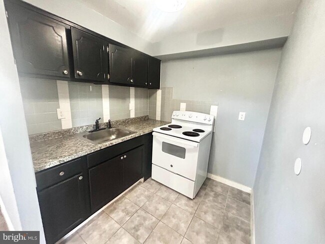 Building Photo - 731 Maple Ln
