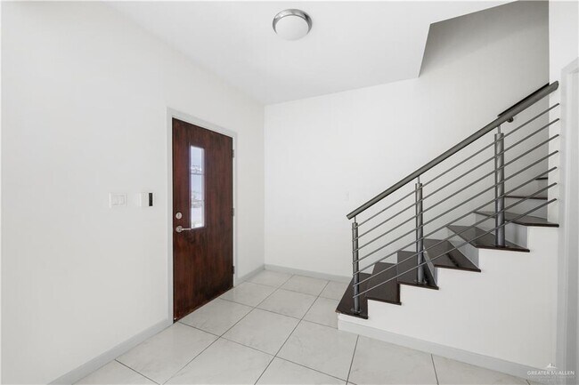 Building Photo - 2600 Mimosa St