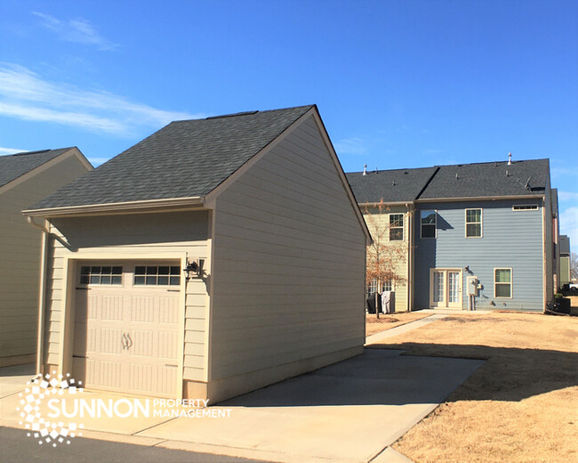 Building Photo - Beautiful 3 Bed Townhome in Eagle Lake Sub...