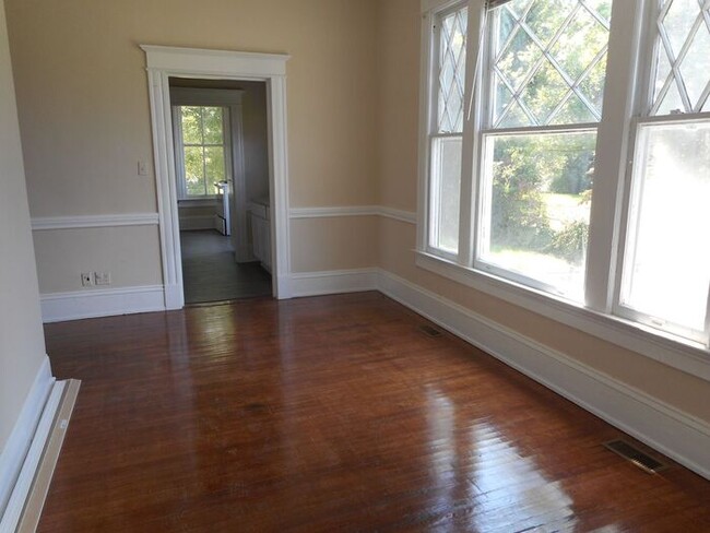 Building Photo - 501 Saluda St