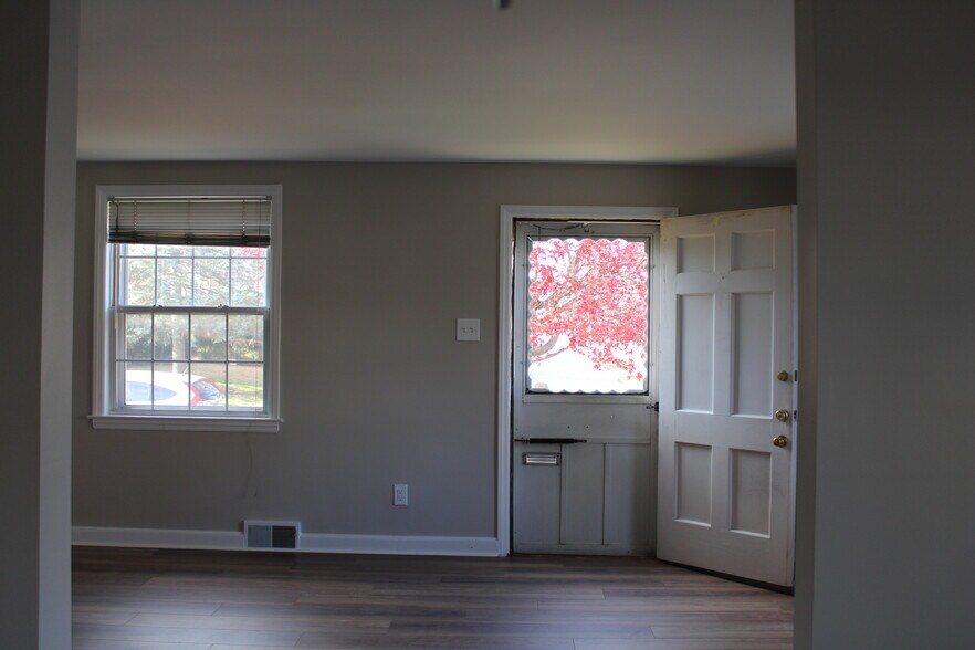 Living room - 1917 Winton Ave