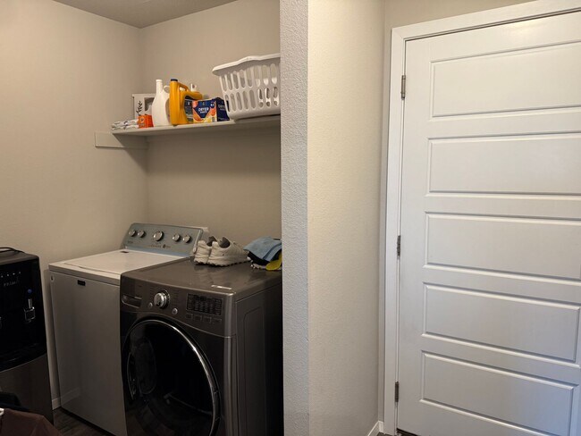 Building Photo - Charming 4 bedroom, 2 bath house located B...