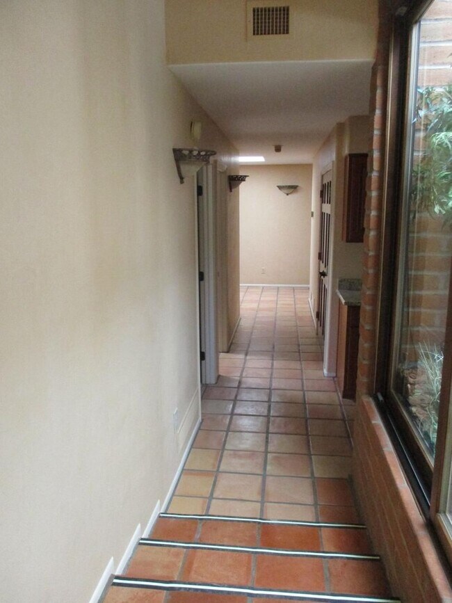 Building Photo - 4 bedroom 2.5 Bath