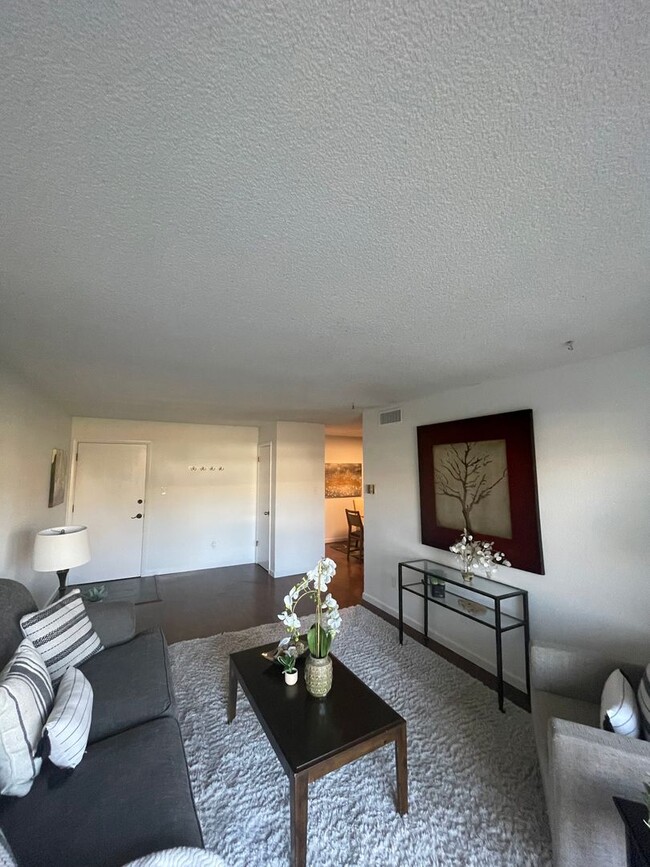 Building Photo - Updated 3BD/ 2BA Gunbarrel Condo- NEW CARP...