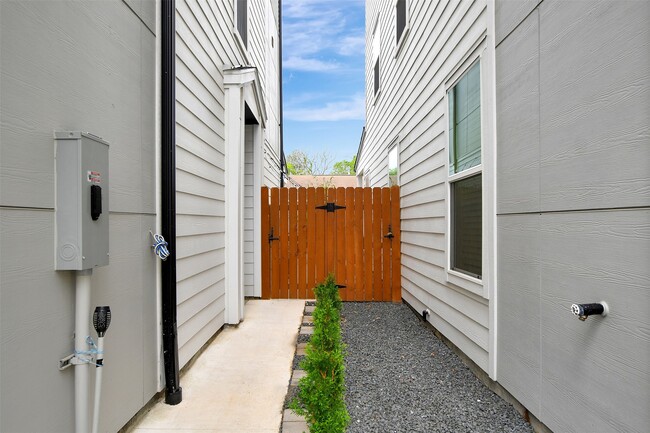 Building Photo - 1106 Paul Quinn St