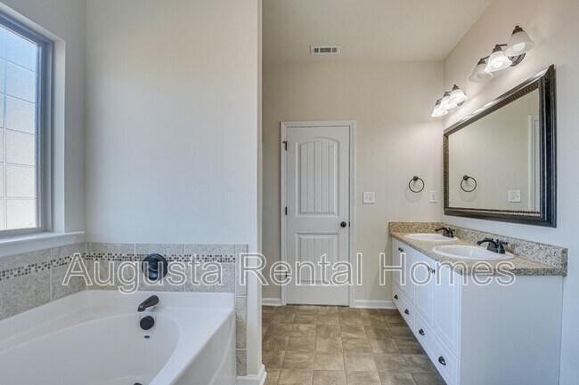 Building Photo - 633 Colston Ave