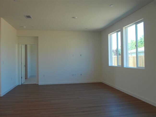 Building Photo - 1339 Kensington Dr