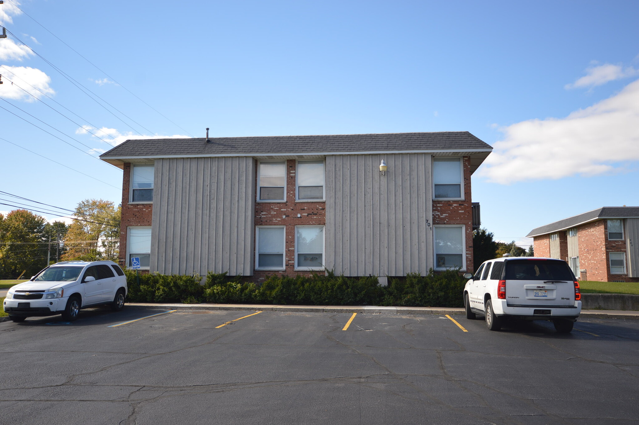 RUSSELL SQUARE - Tecumseh Apartments