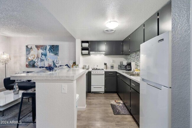 Building Photo - 1601 W Camelback Rd
