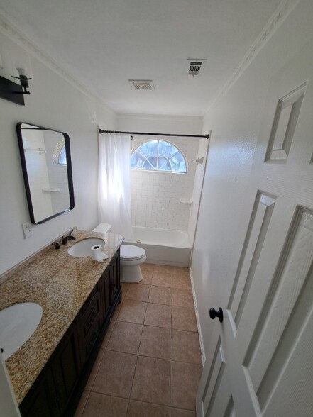 Building Photo - 2512 Crystal Falls Dr