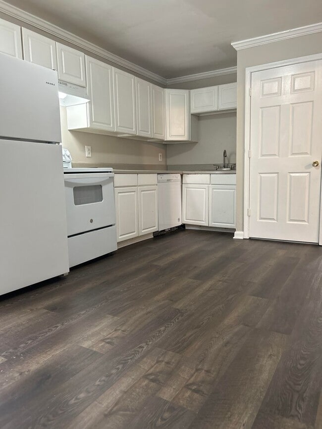 Building Photo - 4 Bed 2 Bath in Atlanta!