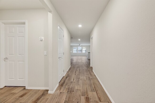 Building Photo - 827 Honeysuckle Vine Dr