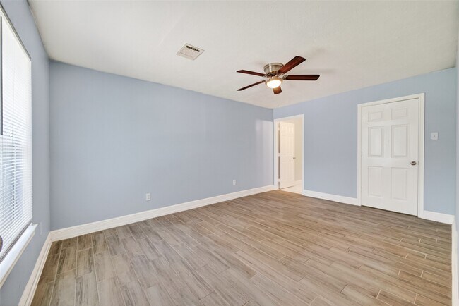 Building Photo - 3031 Groton Dr