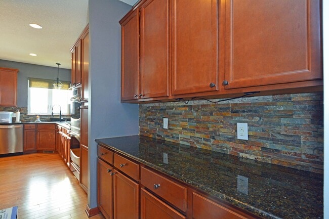 Building Photo - Spacious 5-Bed 4-Bath Home Available in Chaska - Great Location!