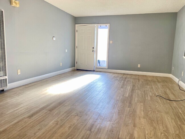 Building Photo - 3535 N San Joaquin St