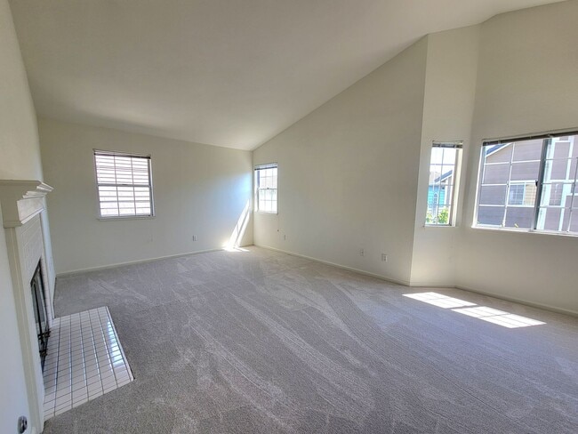 Building Photo - Lovely and Spacious 4-bedroom Beauty in De...