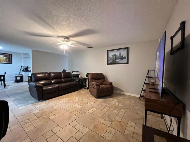 Building Photo - 1708 Stanley Ave