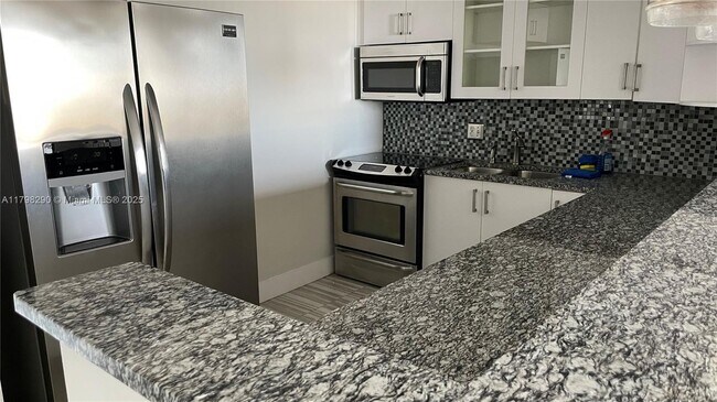 Building Photo - 2500 Parkview Dr
