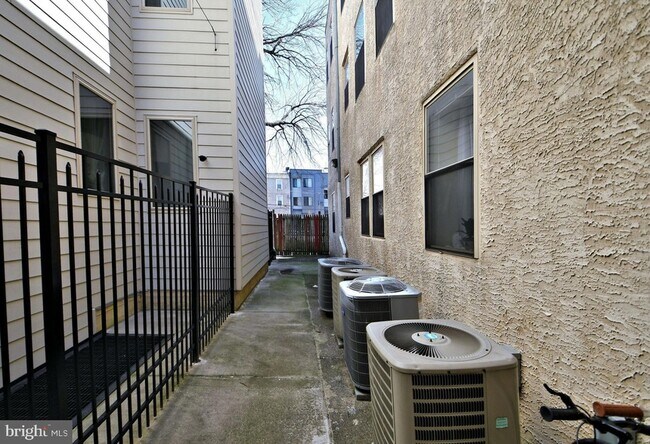 Building Photo - 1325 N Franklin St