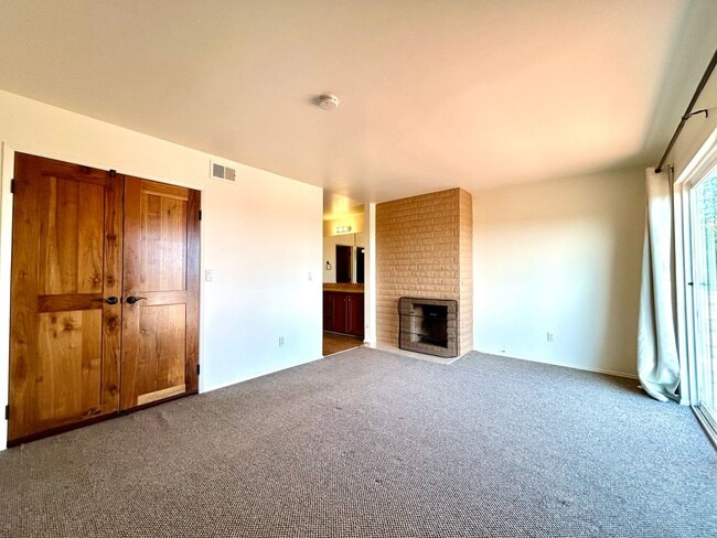 Building Photo - Stunning 3 Bed/3.5 Bath with Panoramic Views!