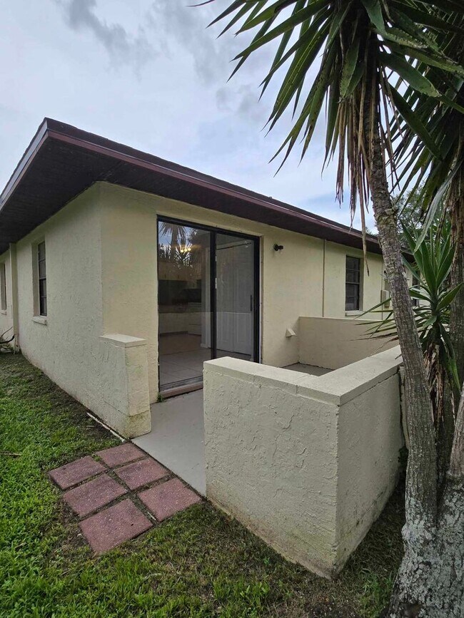 Building Photo - 3210-3212 Julia Ct