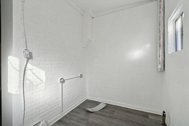 Building Photo - Newly Renovated 3 Bedroom Home