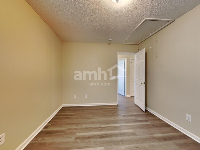 Building Photo - 112 Larkspur Dr