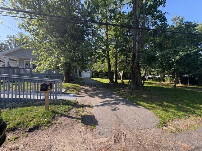 Building Photo - Charming 4-Bedroom 2-Bathroom Home in Nept...