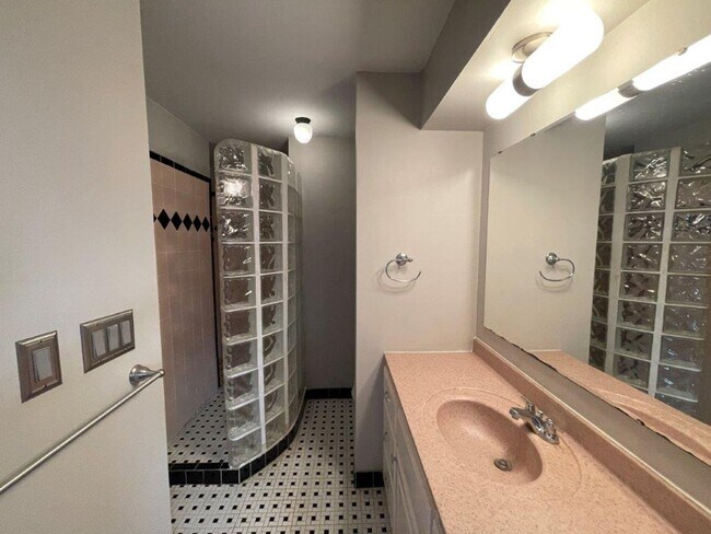 Building Photo - 3 bed 2 bath, 2 car with wood floors, fenc...