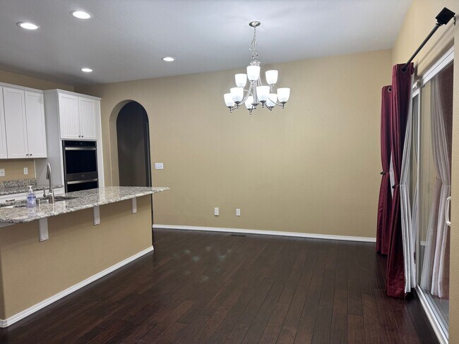 Building Photo - Main level living! 3 bed, 3 bath, 2 car ne...