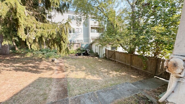 Building Photo - 4 bdrm/1 bath house with garage + large ya...