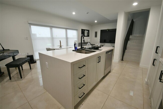 Building Photo - 1339 NW 2nd Ln