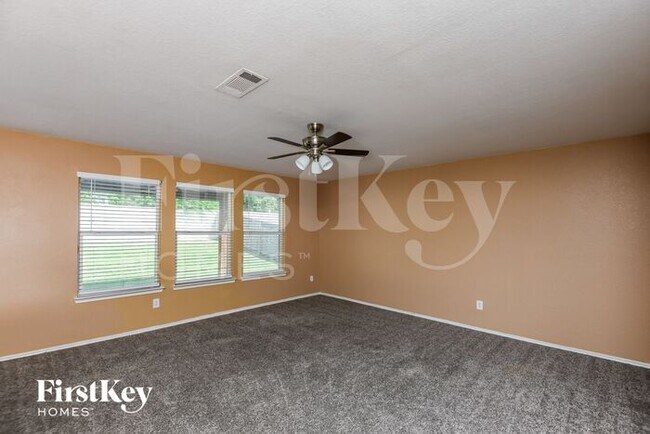 Building Photo - 324 Bob White Dr