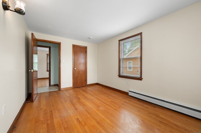 Building Photo - 204 Dunham St