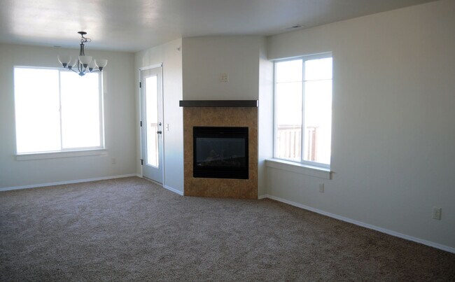 Building Photo - 3 Bedroom 2 Bathroom Condo * Flexible Leas...