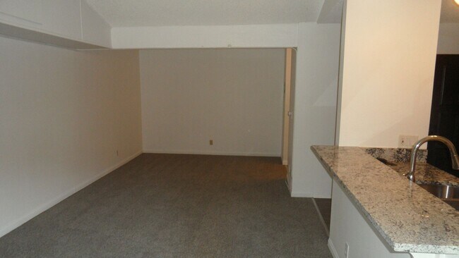Building Photo - 172 Streamwood