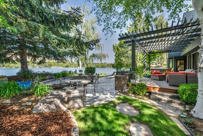 Building Photo - LAKEFRONT LUXURY ON LAKE STANLEY | FULLY FURNISHED + UTILITIES INCLUDED IN GUARDED LAKERIDGE SHORES