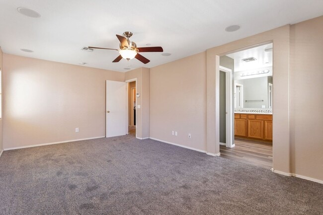 Building Photo - Welcome to this beautiful 3 bedroom, 2.5 bathroom home located in Avondale, AZ