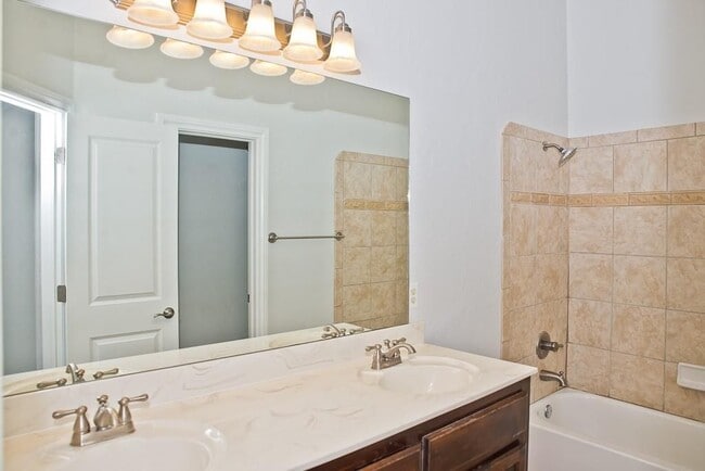 Building Photo - 826 Rickwood Cir