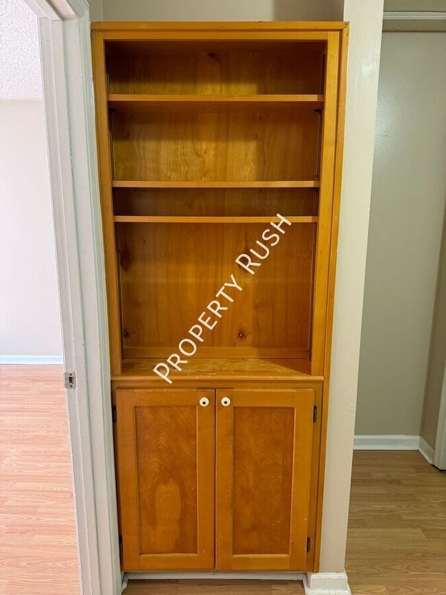 Building Photo - 1620 Hickory Pl