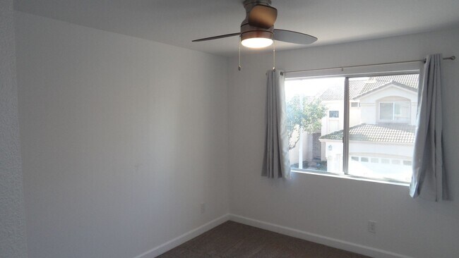 Building Photo - End-Unit 3BR 2.5BA Townhome w/ 2 Car Attached Garage